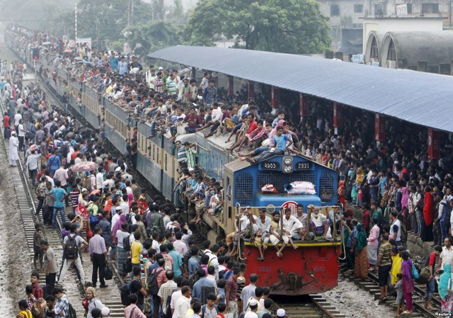 Mọi người ngồi chật kín nóc đoàn tàu tại nhà ga ở thành phố Dhaka, khi hàng nghìn người Hồi giáo Bangladesh trở về quê trong dịp nghỉ lễ Eid-al-Adha.