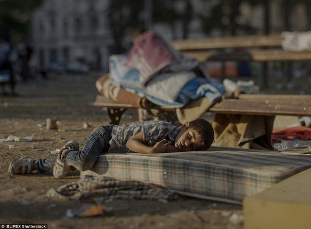 
Abdullah, 5 tuổi, ngủ trên chiếc nệm bẩn thỉu bên ngoài nhà ga trung tâm ở Belgrade. Cậu bé mắc một căn bệnh về máu và đã tận mắt chứng kiến cảnh tượng chị gái bị giết chết tại quê nhà Syria. Cho đến nay, em vẫn bị sốc. Những cơn ác mộng vẫn đeo bám em trong giấc ngủ mỗi đêm.
