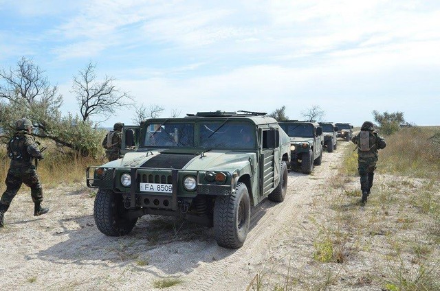 
Dàn xe Humvee “mới cứng” từ quân đội Hoa Kỳ viện trợ cũng tham gia cuộc tập trận này với vai trò quảng bá sức mạnh của quân đội Chính phủ khi trong quá trình hiện đại hóa.
