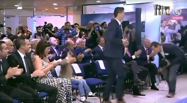
Vỗ tay thôi chưa đủ, Ronaldo Jr liên tục vỗ vào đùi để cổ vũ bố lên phát biểu.
