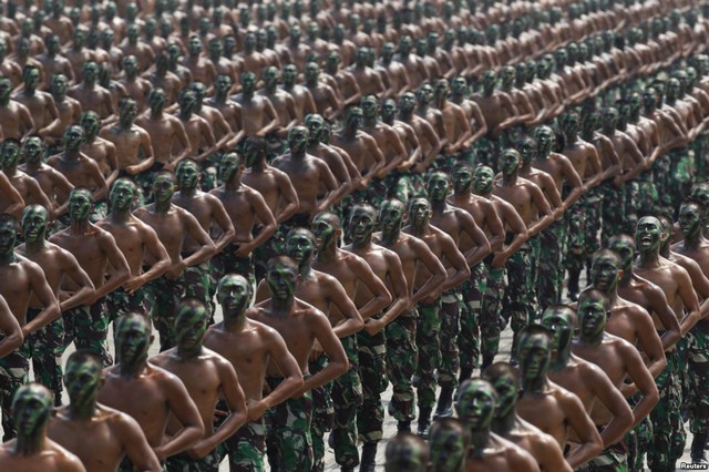 Binh sĩ hô khẩu hiệu trong khi luyện tập ở tỉnh Banten, chuẩn bị cho lễ duyệt binh kỷ niệm 70 năm thành lập quân đội Indonesia.