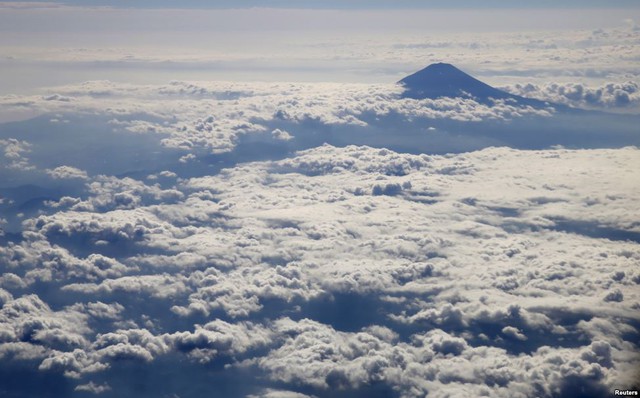 Những áng mây tuyệt đẹp nhìn từ một máy bay đang di chuyển qua núi Phú Sĩ ở Nhật Bản.