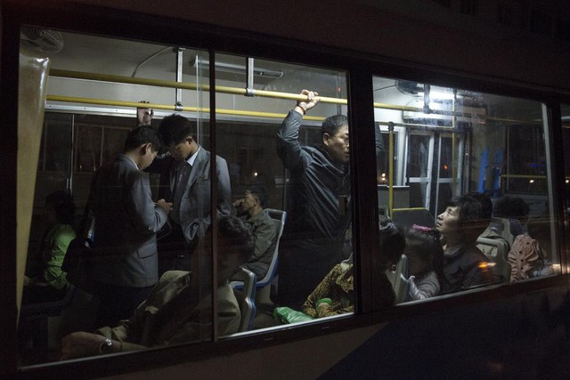 
Người dân Triều Tiên đi lại bằng xe buýt công cộng ở thủ đô Bình Nhưỡng vào cuối ngày 7.10
