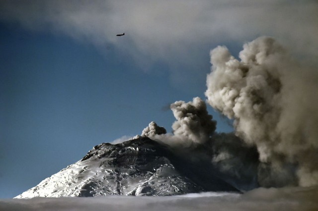 Máy bay chở khách lướt qua núi lửa Cotopaxi đang hoạt động gần thành phố Quito, Ecuador.