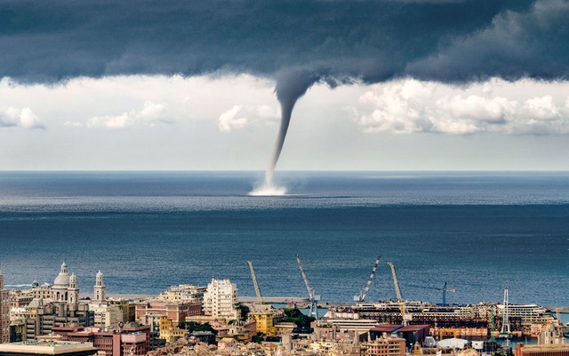 Vòi rồng khổng lồ hút nước trên biển ở ngoài khơi thành phố Genoa, Italia.