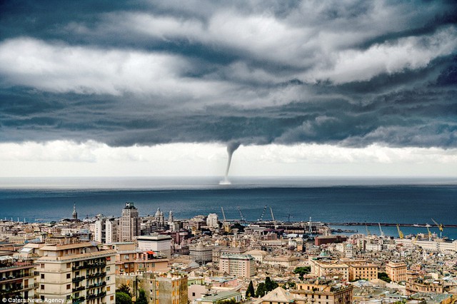 
Mây đen cuồn cuộn phủ kín bầu trời ngoài khơi thành phố Genoa, trong khi vòi rồng đang hút nước từ biển.
