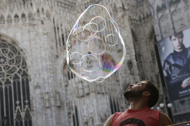 
Nghệ sĩ đường phố biểu diễn với bong bóng trước nhà thờ Duomo ở thành phố Milan, Italia.
