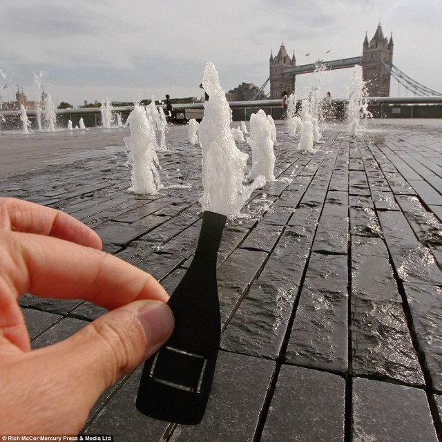 
Chai sâm panh vừa được khui tại đài phun nước gần Tower Bridge.
