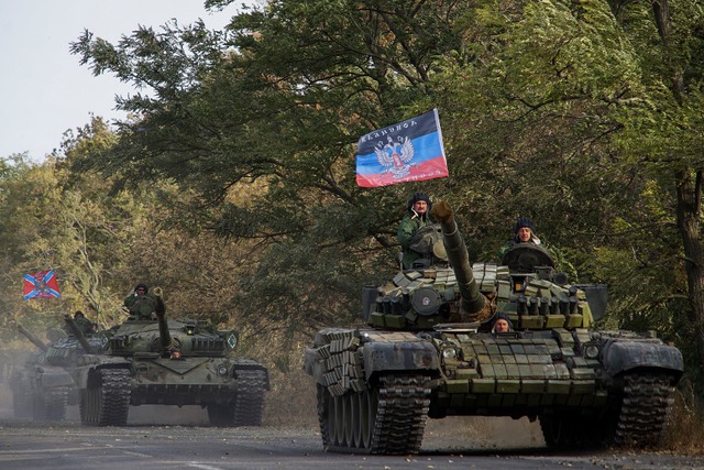 
Xe tăng của phe ly khai thân Nga hành quân trên đường phố ở vùng Novoazovsk, miền đông Ukraine.
