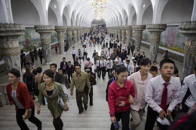 Người dân Triều Tiên tấp nập đi lại bên trong một ga tàu điện ngầm hiện đại, tuyệt đẹp ở Bình Nhưỡng.