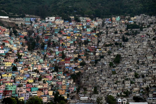 Những ngôi nhà nằm trên sườn núi tại khu dân cư Petion Ville ở thành phố Port au-Prince, Haiti.