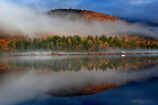 Công nhân kiểm tra đường ray tàu hỏa chạy dọc sông Androsscoggin trong một buổi sáng mùa thu ở New Hampshire, Anh.