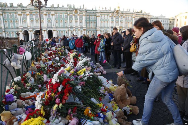 Mọi người đặt hoa tại quảng trường Dvortsovaya ở St. Petersburg (Nga), để tưởng niệm các nạn nhân thiệt mạng trong vụ tai nạn máy bay ở Sinai, Ai CẬp.