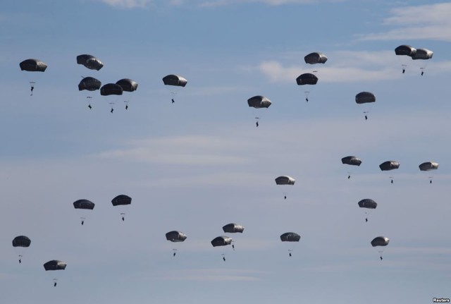 Lính dù Mỹ nhảy khỏi chiếc máy bay vận tải C-17 Globemaster trong một cuộc tập trận quân sự của NATO ở ngoại ô Zaragoza, Tây Ban Nha.