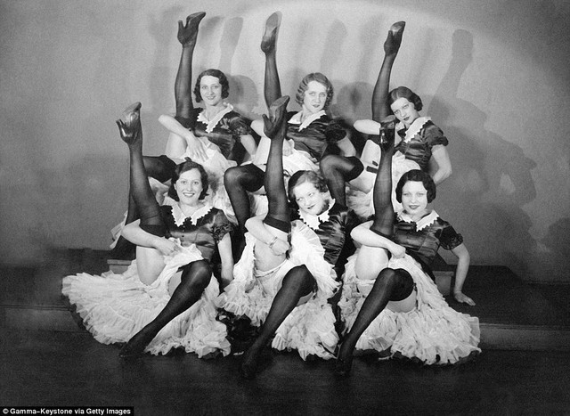 
Moulin Rouge được cả thế giới biết đến với hình ảnh các vũ nữ chân dài xinh đẹp nhảy vũ điệu Cancan trong những trang phục gợi cảm.
