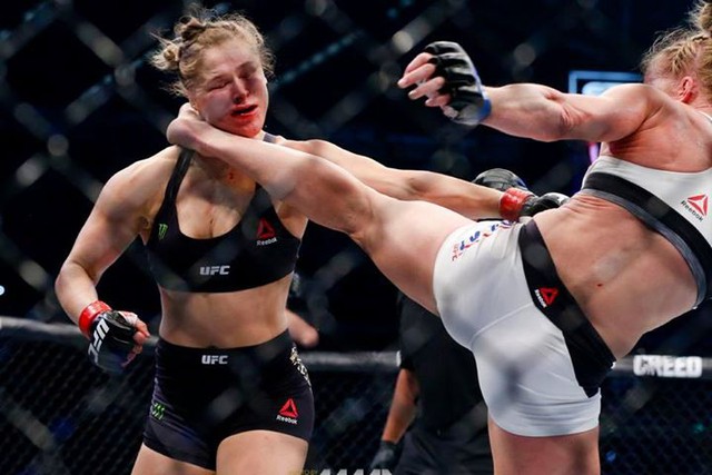 
Holly Holm hạ gục Ronda Rousey bằng cú đá vồng cầu.
