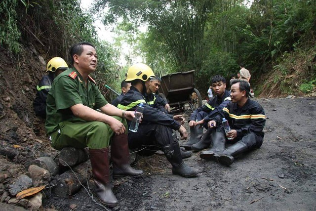 
Các lực lượng cứu hộ tranh thủ nghỉ ngơi sau một ngày tích cực giải cứu các nạn nhân.
