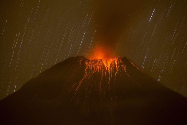 Dung nham phun trào từ miệng núi lửa Tungurahua ở Cotalo, Ecuador.