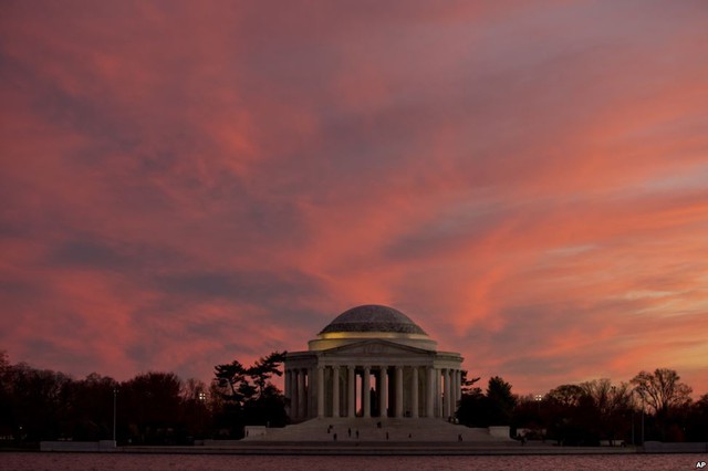 Cảnh tượng hoàng hôn tuyệt đẹp trên đài tượng niệm Jefferson ở Washington, Mỹ.
