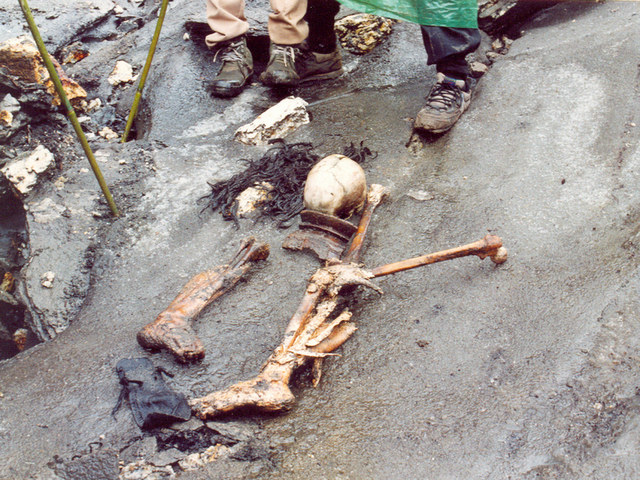 
Nhân viên kiểm lâm Ấn Độ mới phát hiện hàng trăm bộ xương người gần như còn nguyên vẹn dưới lòng hồ.
