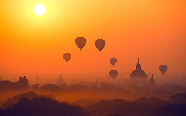 Những chiếc khinh khí cầu bay trên những ngôi đền cổ lúc bình minh ở Bagan, Myanmar.