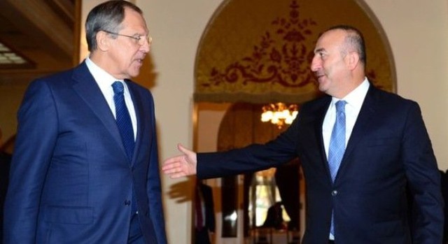 Ngoại trưởng Nga Sergei Lavrov (trái) và người đồng cấp Thổ Nhĩ Kỳ Mevlut Cavusoglu vừa có cuộc gặp lần đầu tiên kể từ sau sự cố Su-24 bên lề hội nghị Tổ chức An ninh và Hợp tác châu Âu (OSCE) tại Belgrade (Serbia) ngày 3.12.