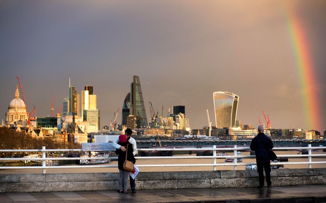 Cặp đôi hôn nhau lãng mạn trên cây cầu Waterloo khi cầu vồng xuất hiện trên bầu trời London, Anh.