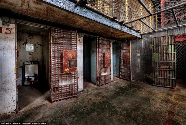 Cửa các phòng giam bị han rỉ sau nhiều năm bỏ hoang.