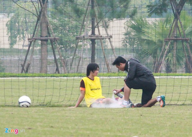 
Trong khi đó, ông thầy Nhật ngó lơ Tuấn Anh (Ảnh: Zing.vn).
