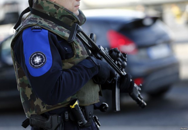 Cảnh sát Thụy Sĩ được trang bị vũ trang đứng bảo vệ tại trạm kiểm soát hải quan ở Bardonnex, giáp biên giới với Pháp.