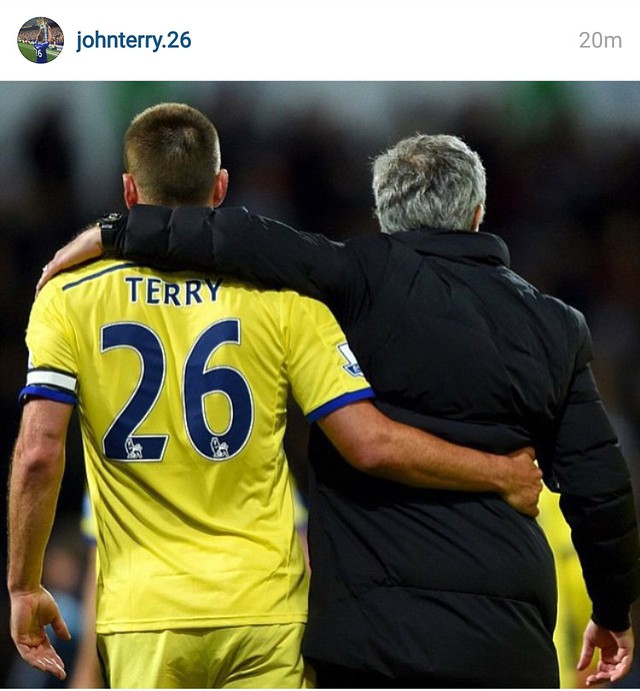
Terry từ chối phỏng vấn khi Mourinho bị sa thải. Anh để ảnh này tri ân Người đặc biệt. Song không ít fan bóng đá nghĩ rằng Terry chính là đội trưởng nhóm quyền lực đen chống đối thầy.
