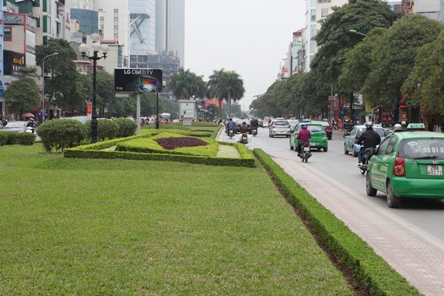 
Đường Trần Duy Hưng cùng với đường Nguyễn Chí Thanh hoàn thiện và đi vào hoạt động trên 10 năm qua, được coi là tuyến đường đẹp nhất, hiện đại nhất thủ đô thời điểm đó.
