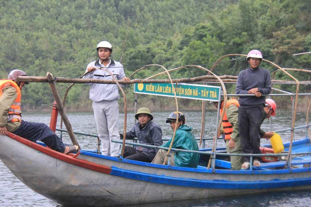 Lực lượng bộ đội, kiểm lâm công an huyện Sơn Hà tích cực tìm kiếm người mất tích.