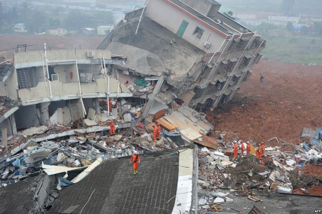Nhân viên cứu hộ tìm kiếm những người sống sót tại hiện trường vụ lở đất trong một khu công nghiệp ở Thâm Quyến, Trung Quốc.