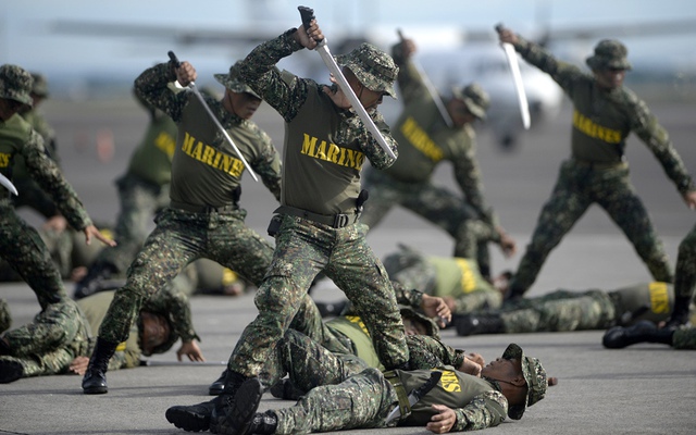 Binh sĩ Philippines phô diễn kỹ năng chiến đấu trong lễ kỷ niệm 80 năm ngày thành lập Các lực lượng vũ trang Philippines (AFP) tại căn cứ không quân Clark ở tỉnh Pampanga.