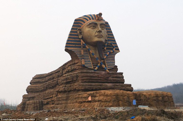
Mô hình của tượng nhân sư nổi tiếng ở Ai Cập đang được xây dựng tại một công viên du lịch ở thành phố Trừ Châu, Trung Quốc.
