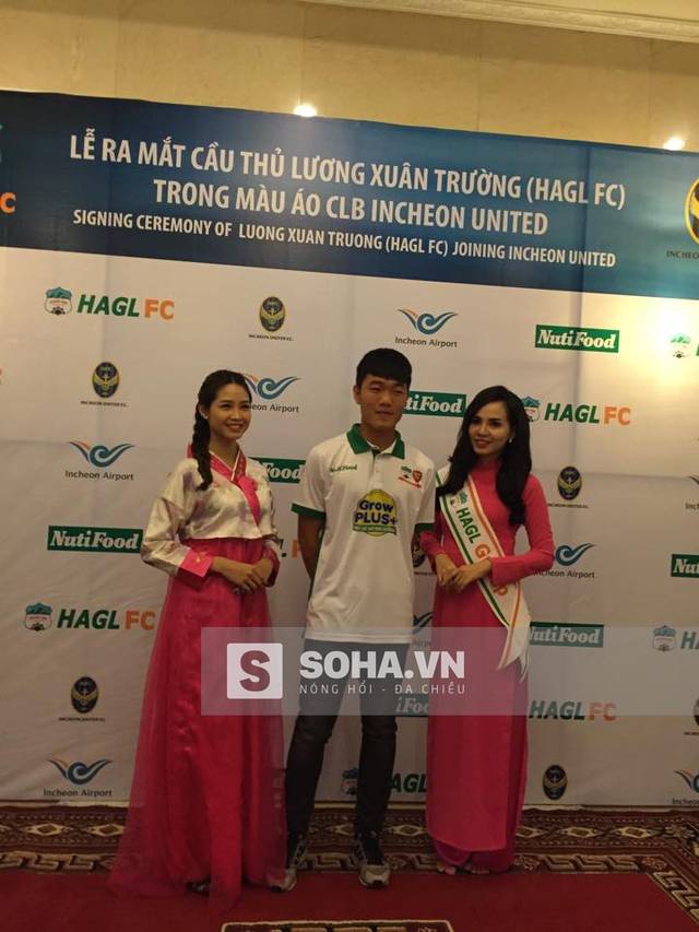 
Những cô gái rất xinh đại diện cho HAGL và Incheon United chụp ảnh cùng Xuân Trường.
