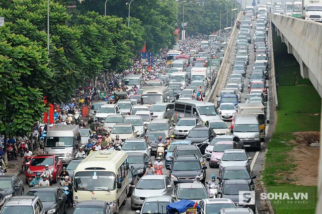 
Giao cắt với đường Nguyễn Trãi là trục đường Nguyễn Xiển – Khuất Duy Tiến. Tại trục đường này cũng thường xuyên xảy ra tình trạng ùn tắc giao thông. Do ở đây có làn xuống của đường trên cao nên ôtô thường bị ùn lại, xếp hàng ngang lấn hết đường dành cho xe máy.
