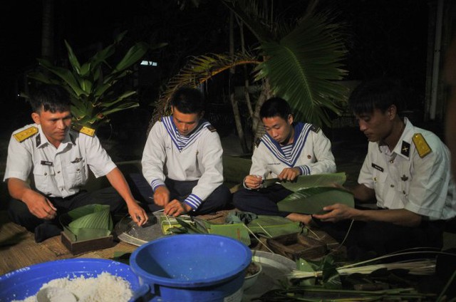 Các chiến sĩ ở Trường Sa, ai cũng biết gói bánh chưng, bánh tét - Ảnh: Trần Mai.