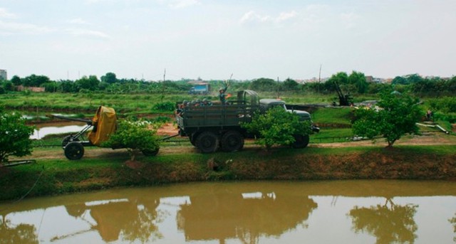 
Trung đoàn pháo phong không 280 Anh hùng cơ động đưa pháo vào trận địa bằng xe kéo. Ảnh: QĐND.
