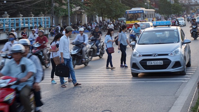 Hà Nội, xe buýt, qua đường, thót tim