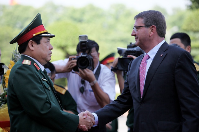 bộ trưởng quốc phòng, cải tạo đảo, cảnh sát biển, hải quân, Phùng Quang Thanh, Ashton Carter, vũ khí, nhân quyền, Đối thoại Shangri-La