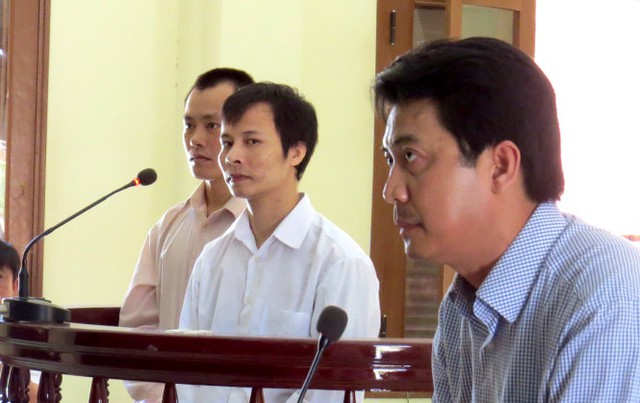 
Ông Nguyễn Kim Dũng (bìa phải) đề nghị xử hai bị cáo tội giết người
