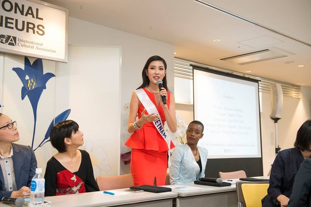 
Thúy Vân tự tin thể hiện bản thân trong Miss International Forum khi nói về chủ đề kinh doanh.
