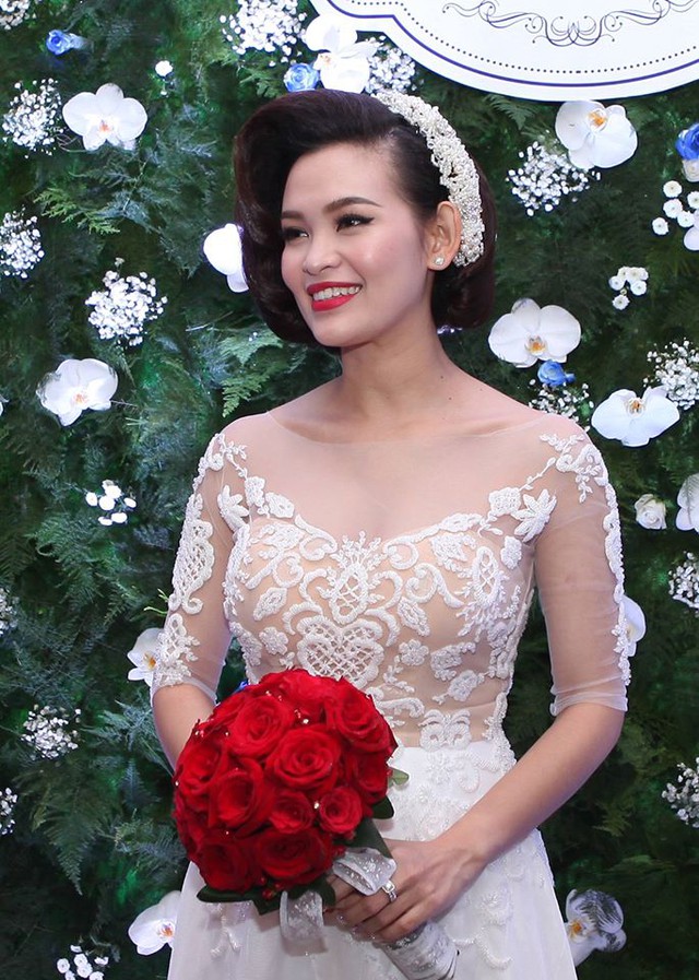 Chiếc váy cưới tay lỡ đính ren cầu kỳ được sử dụng trong tiệc ở Bến Tre và Hà Nội này khoảng 30 triệu đồng.
