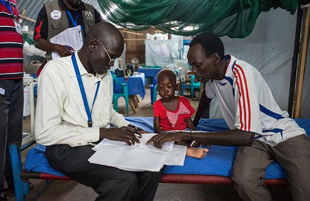 
Cô bé này được đưa đến phòng khám của UNICEF trong tình trạng bên bờ vực giữa sự sống và cái chết vì suy dinh dưỡng. Cân nặng của cô bé chỉ là 9kg, vẫn chưa bằng cân nặng bình thường của em bé 1 tuổi. Điều mà khiến nhiều người không tin vào mắt mình là đôi chân của cô bé. Chỉ cần dùng ngón tay cái và ngón trỏ là có thể vòng qua được cẳng chân của cô bé. Dưới sự nhiệt tình cứu chữa của bác sỹ và nỗ lực của người bố, cô bé đã có thể đứng lên và sức khỏe khôi phục dần. (Nguồn: QQ)
