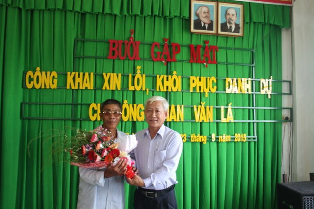 
Chủ tịch UBND huyện Châu Thành tặng hoa chúc mừng ông Lá
