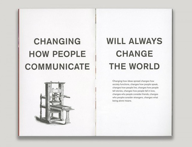 Văn hóa doanh nghiệp của Facebook được gói gọn trong cuốn sổ. Chẳng hạn, hai trang này viết: “Thay đổi cách mọi người giao tiếp sẽ luôn thay đổi thế giới”.