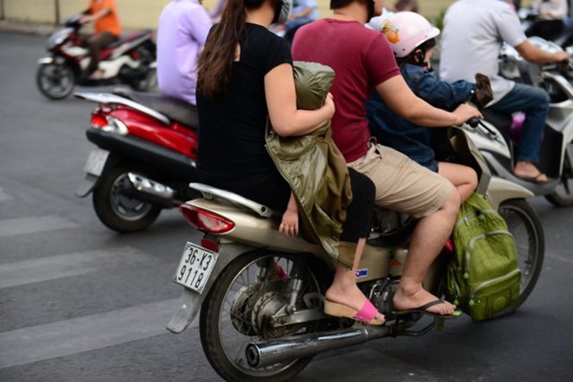 Phụ huynh cũng phải mặc thêm áo ấm cho con để chống lạnh. Trời trở lạnh nhiều trẻ em nhập viện vì ho, cảm cũng đã bắt đầu tăng ở các bệnh viện lớn Nhi đồng 1 và 2.