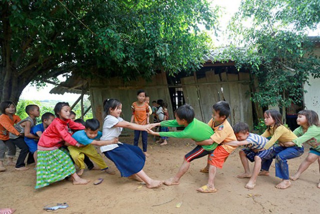 Các em nhỏ ở khu tái định cư Giang Đông chơi trò kéo co.